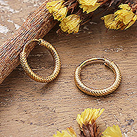 Pendientes de aro chapados en oro, 'Palacios indios' - Pendientes de aro chapados en oro de 14k con estampado geométrico pulido
