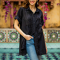 Blusa de algodón bordada, 'Festive Black' - Blusa con botones de algodón negro bordada con chikankari
