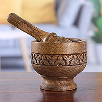 Mörser und Stößel aus Holz, „Leafy Pleasure“ – handgeschnitzter Mörser und Stößel aus grünem Mangoholz aus Indien