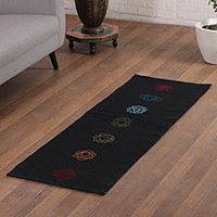 Estera de yoga de algodón bordada, 'Chakras en negro' (2x6) - Estera de yoga de algodón bordada con temática de chakras en negro (2x6)