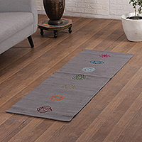 Gestickte Baumwoll-Yogamatte, „Chakras in Grey“ (2x6) - Gestickte Baumwoll-Yogamatte mit Chakra-Motiv in Grau (2x6)
