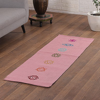 Gestickte Baumwoll-Yogamatte, „Chakras in Pink“ (2x6) - Gestickte Baumwoll-Yogamatte mit Chakra-Motiv in Rosa (2x6)