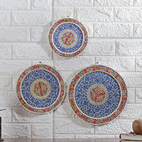 Wandakzente aus Holz, „Elysium Portals“ (3er-Set) – Set mit 3 bemalten, floralen runden Wandakzenten aus blauem und rotem Holz