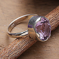 Anillo de una sola piedra de amatista, 'Posh Purple' - Anillo de plata de ley pulida y piedra única de amatista