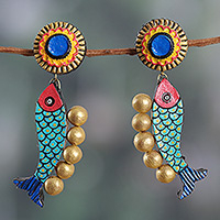Statement-Ohrringe aus Keramik, „Festlicher Fisch“ – farbenfrohe, handbemalte Statement-Ohrringe aus Keramik mit Fischmotiv