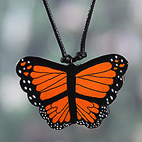 Collar colgante de cerámica, 'Monarch Dream' - Collar colgante de cerámica en forma de mariposa monarca de la India