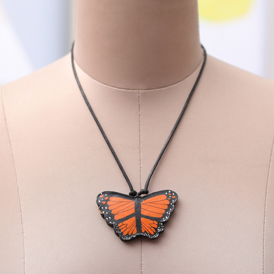 Collar colgante de cerámica - Collar con colgante de cerámica en forma de mariposa monarca de la India