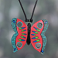Keramik-Anhänger-Halskette, „Glorious Butterfly“ – handbemalte schmetterlingsförmige Keramik-Anhänger-Halskette