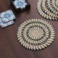 Tischsets aus Naturfasern, „Sylvan Mandalas“ (4er-Set) – Set aus 4 handgewebten Tischsets aus Naturfasern in Grün und Beige