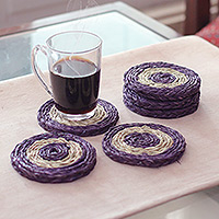 Posavasos de fibra natural, 'Wine Aura' (juego de 6) - Conjunto de seis posavasos de fibra natural púrpura redondos tejidos a mano