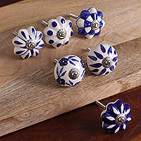 Pomos de cerámica (juego de 6) - Juego de 6 pomos de cerámica florales en azul y blanco.