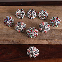 Keramikknöpfe, „Palatial Spring“ (9er-Set) – Set aus neun floralen, farbenfrohen Keramikknöpfen aus Indien