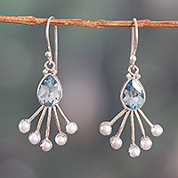 Pendientes colgantes de topacio azul y perlas cultivadas - Pendientes colgantes con topacios azules facetados y perlas color crema