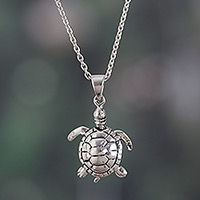 Collar colgante de plata de ley, 'La paz de la tortuga' - Collar colgante de plata de ley con temática de tortuga pulida
