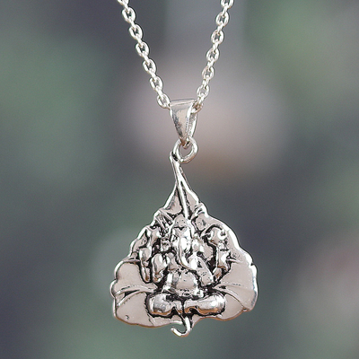 Sterling-Silber-Anhänger-Halskette, „Leafy Ganesha“ – Kulturelle Blatt-Ganesha-Anhänger-Halskette aus Sterlingsilber