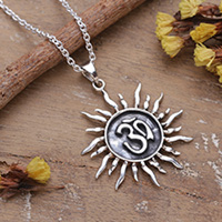 Collar colgante de plata de ley, 'Sun's Om' - Collar colgante de plata de ley Om con temática solar de la India