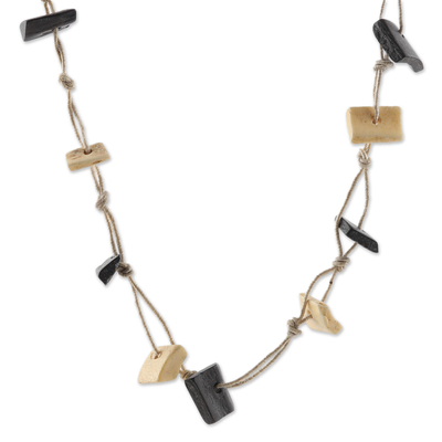 Lange Perlenkette, 'Everstanding Magic' - Handgeschnitzte lange Perlenkette in Elfenbein- und Schwarztönen