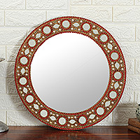 Espejo de pared con cuentas de vidrio, 'Glory & Glamour' - Espejo de pared redondo de madera con cuentas de vidrio en tonos rojos y dorados