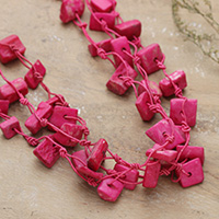 Bemalte Station-Strang-Halskette, „Bohemian Pink“ – Handgefertigte bemalte rosa Station-Strang-Halskette aus Indien