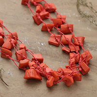 Bemalte Station-Strang-Halskette, „Bohemian Orange“ – Handgefertigte bemalte orangefarbene Station-Strang-Halskette aus Indien