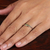 Peridot-Ring 'Frühlingsgrünes Duo', Band - Ring aus Sterlingsilber und natürlichem Peridot mit Punkt-Akzent