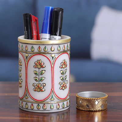 Stifthalter aus Marmor, 'Palatial Windows' - Traditioneller Stifthalter aus goldenem und rotem Marmor mit Blumenmuster