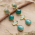 Pendientes colgantes con múltiples piedras preciosas bañados en oro - Pendientes colgantes con múltiples piedras preciosas verdes bañados en oro de 60 quilates