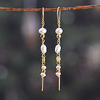 Pendientes enhebradores de perlas cultivadas bañados en oro, 'Pearly Dance' - Pendientes enhebradores de perlas cultivadas color crema bañados en oro de 18k