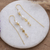 Pendientes enhebradores de perlas cultivadas bañadas en oro - Pendientes enhebradores de perlas cultivadas color crema bañados en oro de 18k