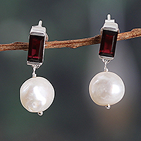 Pendientes colgantes de granates y perlas cultivadas - Pendientes colgantes de perlas cultivadas en color crema y granate natural