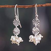 Pendientes colgantes con racimos de perlas cultivadas - Pendientes colgantes con racimo de perlas cultivadas en color crema natural