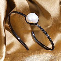 Brazalete de perlas cultivadas, 'Diosa delicada' - Brazalete de puño de perlas crema y plata de ley oxidada