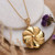 Collar colgante de latón - Collar con colgante floral de latón pulido de la India