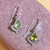 Pendientes colgantes de peridoto - Pendientes naturales de 1 quilates peridot colgados con acentos clásicos