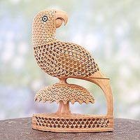 Estatuilla de madera, 'Perky Parrots' - Escultura de pájaro de madera india hecha a mano