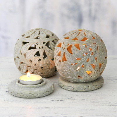 Kerzenhalter aus Speckstein, 'Tea Roses' - Natürlicher handgemachter Jali-Kerzenhalter aus Speckstein