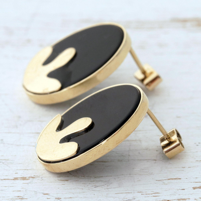 Gold- und Onyx-Baumelohrringe, 'Golden Wave - Handgefertigte Ohrringe aus 18k Gold und Onyxknöpfen