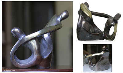 Bronzeskulptur, 'Mutter und Tochter' - Brasilianische abstrakte Bronze-Skulptur