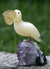 Amethyst- und Fluorit-Statuette, „Weißer Pelikan“. - Amethyst- und Fluorit-Statuette
