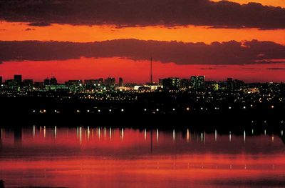 „Brasilia“ (groß) – Signiertes Farbfoto von Brasilia bei Sonnenuntergang