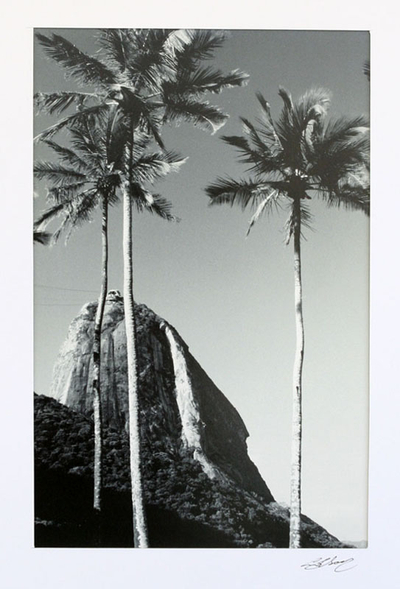 Schwarz-Weiß-Fotografie, „Zuckerhut – Strand von Vermelha“ - Schwarz-weißes Zuckerhutfoto