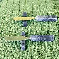 Agate spreader knives and rests, 'Hypnotic Gray Deli' (pair) - Agate spreader knives and rests (Pair)