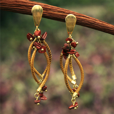 Goldene Gras- und Achat-Kronleuchter-Ohrringe, 'Natural Chimes - Handgemachte goldene Gras-Kronleuchter-Ohrringe mit Achat