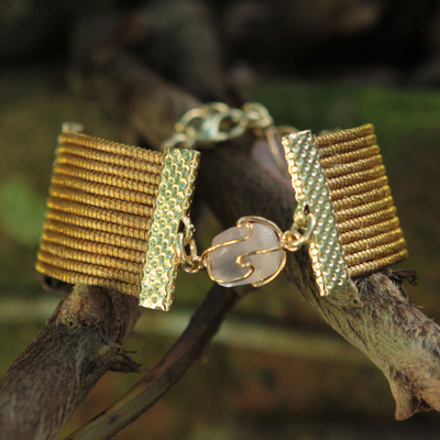 Armband mit goldenem Gras- und Rosenquarz-Armband, 'Eco Guard - Handgefertigtes Armband aus Goldgras und Rosenquarz-Armband