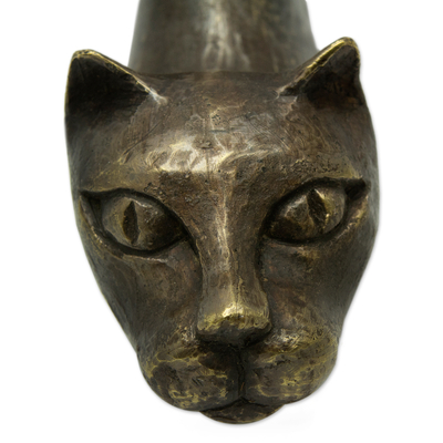 Bronzeskulptur - Bronzeskulptur einer nach oben schauenden Katze auf Mahagonisockel