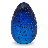 Handgeblasener Briefbeschwerer aus Kunstglas, „Infinite Ocean Egg“ – mundgeblasener, von Murano inspirierter Briefbeschwerer aus blauem Glas