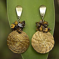 Pendientes colgantes de ojo de tigre y hierba dorada, 'Warm Beauty' - Pendientes brasileños de ojo de tigre y hierba dorada hechos a mano