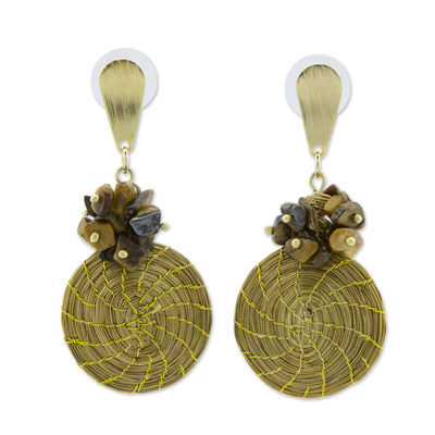 Tigerauge und goldenes Gras baumeln Ohrringe, "Warme Schönheit" - Brasilianische handgefertigte Ohrringe aus goldenem Glas mit Tigerauge