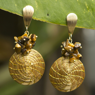 Pendientes colgantes de ojo de tigre y hierba dorada, 'Warm Beauty' - Pendientes brasileños de ojo de tigre y hierba dorada hechos a mano