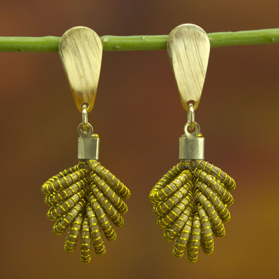 Goldene Gras-Ohrringe mit goldenem Akzent, 'Amazon Leaf' - Brasilianische Ohrhänger mit goldenem Gras und 18 Kt. Gold